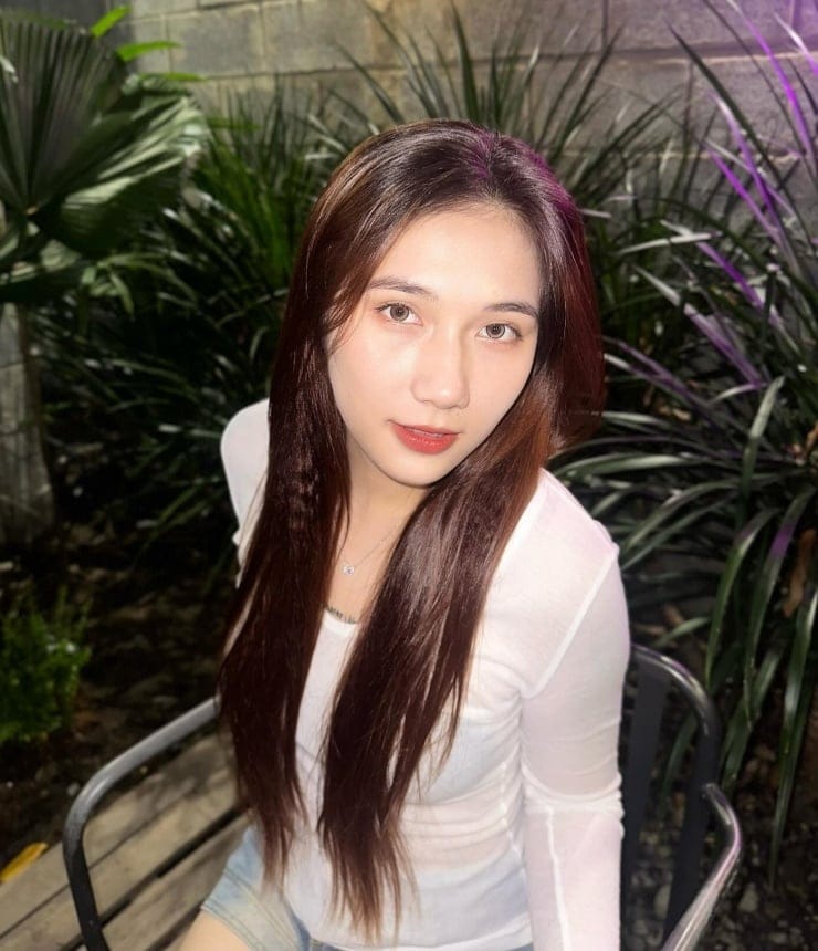 Cô nàng ưa chuộng phong cách thời trang trẻ trung, hiện đại.