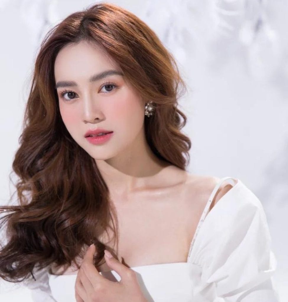 Kiểu tóc uốn một bên