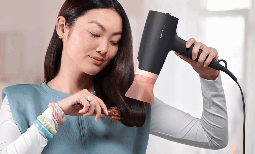 Bạn có thể làm tóc xoăn nhẹ bằng việc sấy tóc (Nguồn: Internet)
