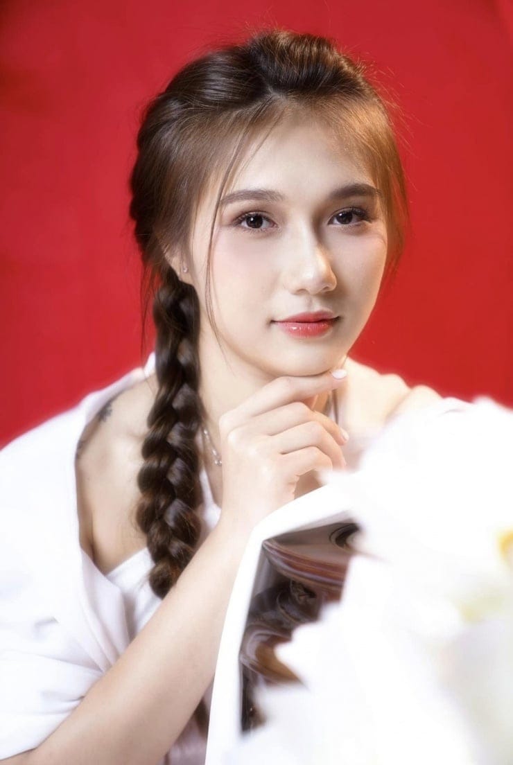 Ở ngoài đời, cô gái sinh năm 2006 rất xinh đẹp.