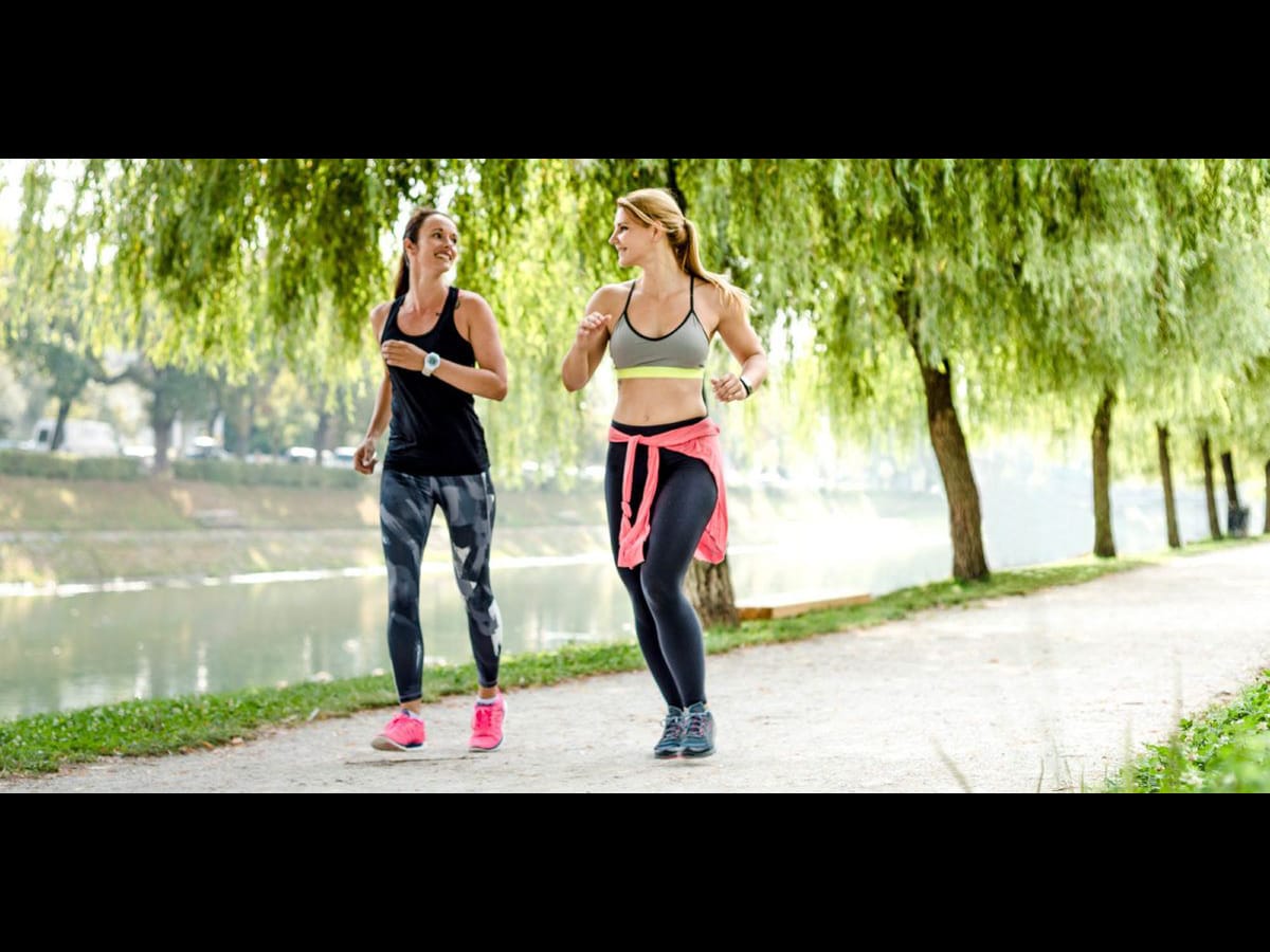 Tập 30–45 phút mỗi ngày: đi bộ nhanh, đạp xe, nhảy dây, HIIT, yoga