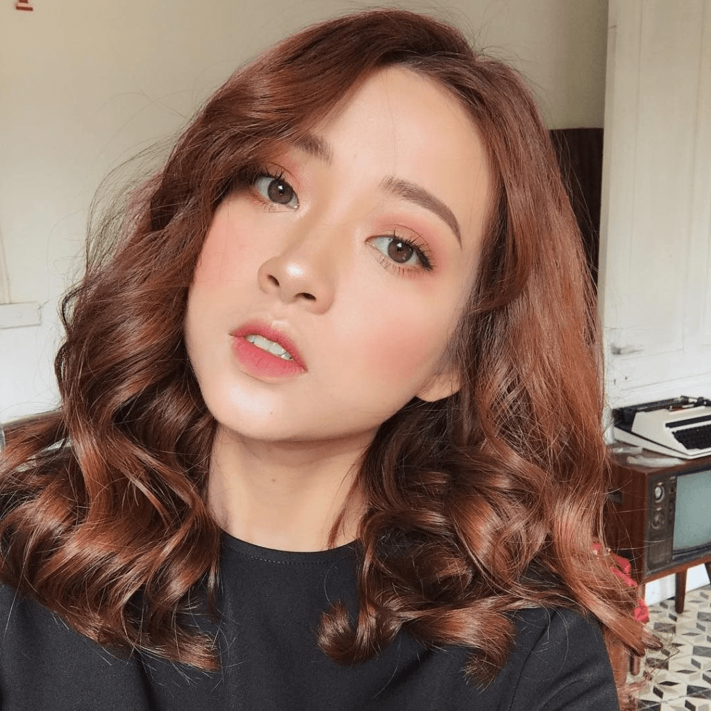 Mái tóc được uốn lọn ngang vai kết hợp với màu sắc nhuộm tươi trẻ (Nguồn: Internet)